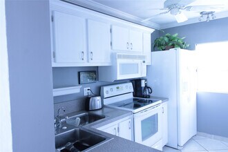 470 Paradise Isle Blvd in Hallandale Beach, FL - Building Photo - Building Photo