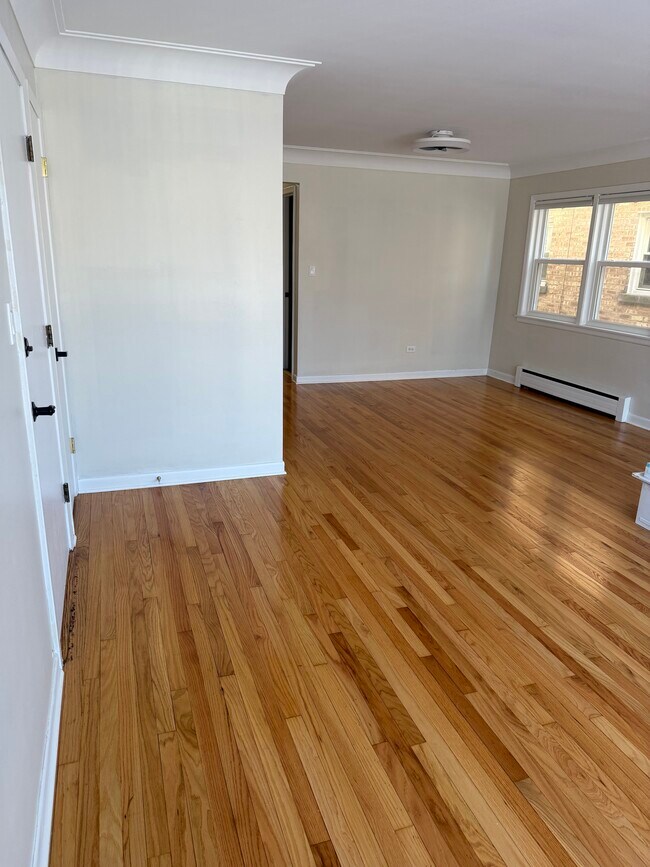 8239 W Irving Park Rd, Unit 1 in Chicago, IL - Building Photo - Building Photo