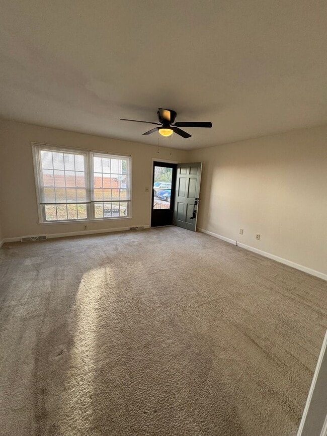 8 Orleans Ct in Greenville, SC - Foto de edificio - Building Photo