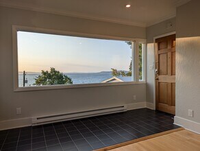 2424 Hobart Ave SW, Unit B in Seattle, WA - Building Photo - Building Photo
