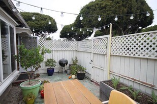 2434 Oak St, Unit A in Santa Monica, CA - Building Photo