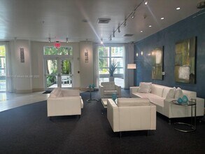 2000 N Bayshore Dr, Unit 406 in Miami, FL - Foto de edificio - Building Photo