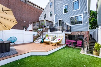 452 W 4th St, Unit 1 in Boston, MA - Building Photo - Building Photo