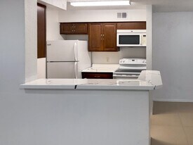 2946 S University Dr, Unit 7108 in Davie, FL - Building Photo