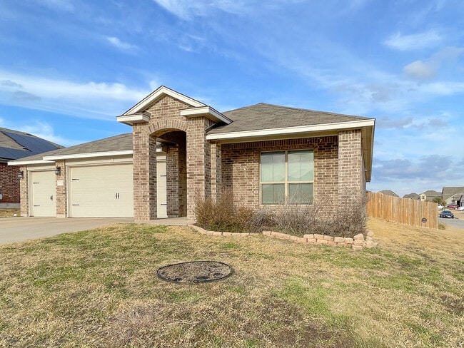 3228 Beutel Rd in Lorena, TX - Foto de edificio - Building Photo