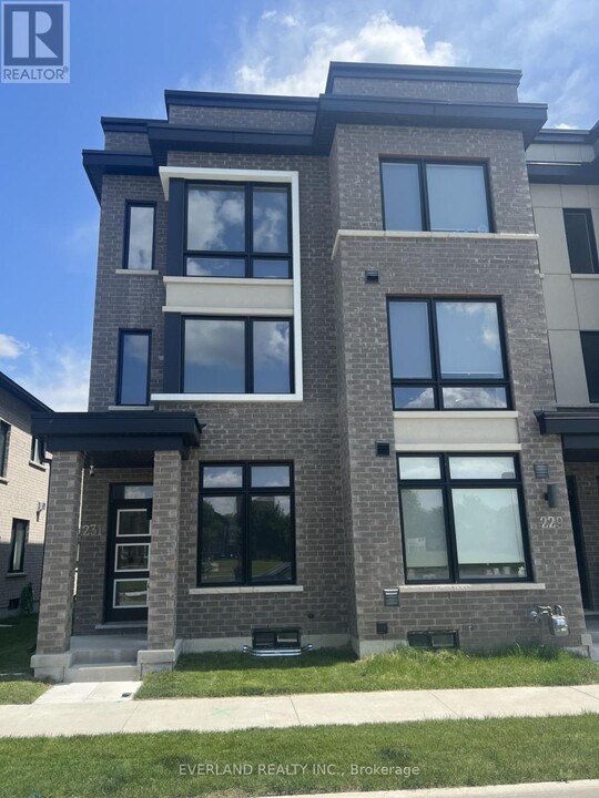 231 Webb St in Markham, ON - Building Photo