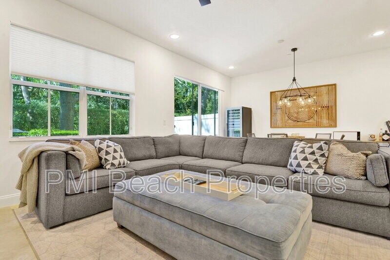 124 W Prive Cir in Delray Beach, FL - Building Photo