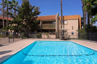 Comanche Hills in La Mesa, CA - Foto de edificio - Building Photo