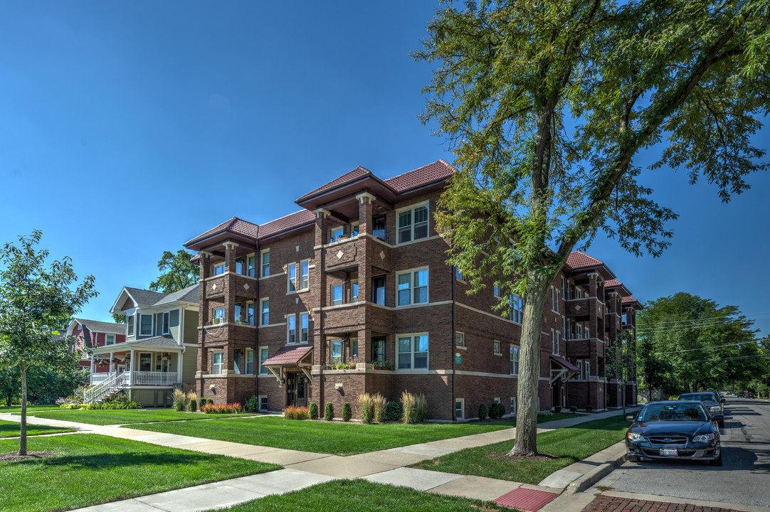 Iowa Terrace in Oak Park, IL - Building Photo