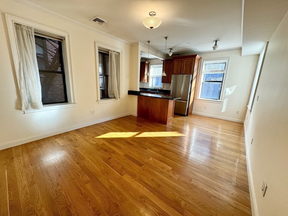 104 Myrtle St, Unit 2 in Boston, MA - Building Photo