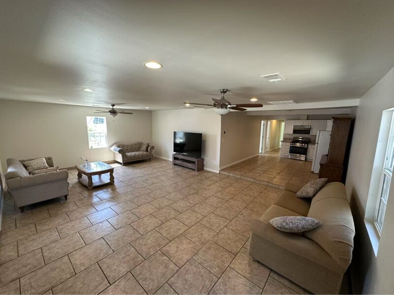 10711 48th St in Jurupa Valley, CA - Building Photo