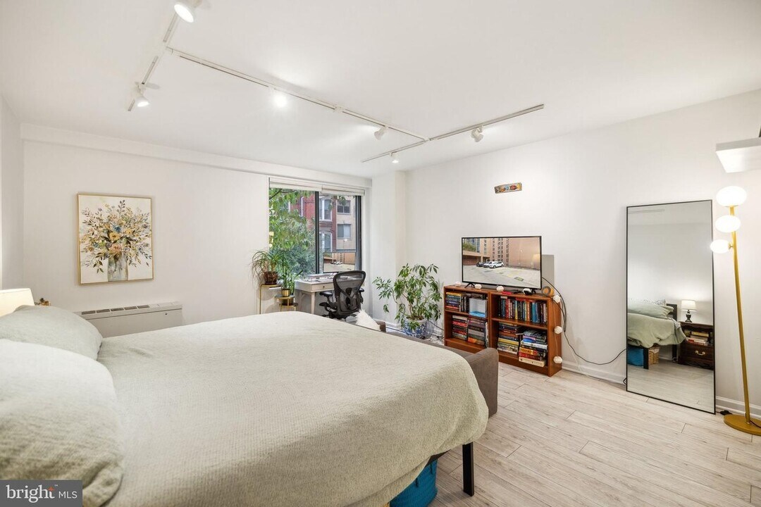 1420 N St NW in Washington, DC - Building Photo