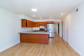 4084 Lake Harbor Ln in Westlake Village, CA - Foto de edificio - Building Photo