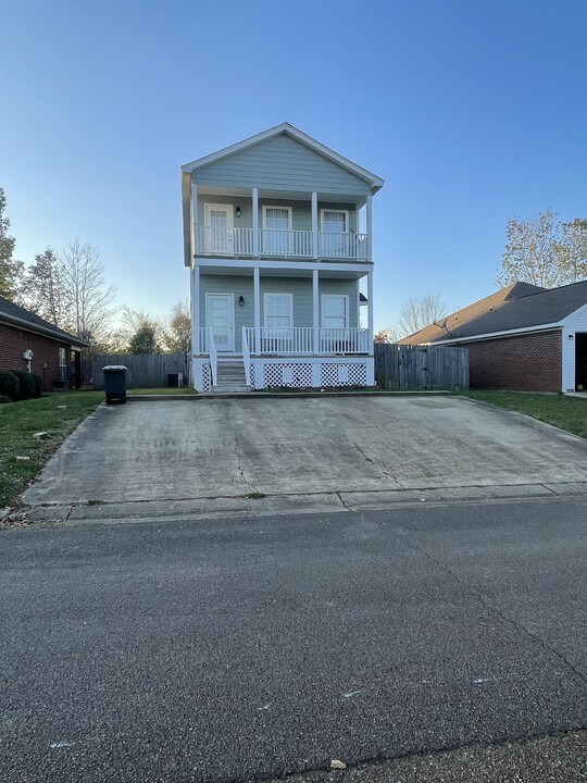 105 Tomlinson Dr in Starkville, MS - Building Photo