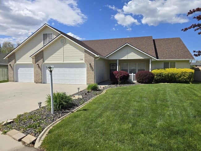 property at 1728 W Greenhead Dr