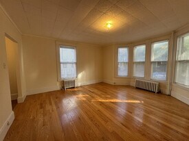 379 Harvard St, Unit 1 in Cambridge, MA - Building Photo