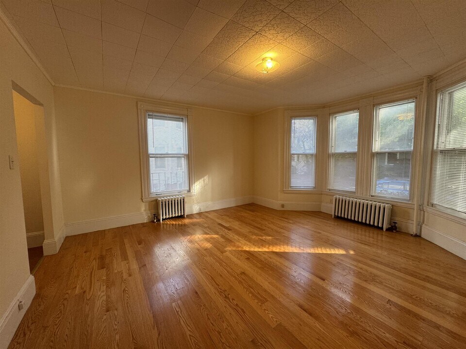 379 Harvard St, Unit 1 in Cambridge, MA - Building Photo