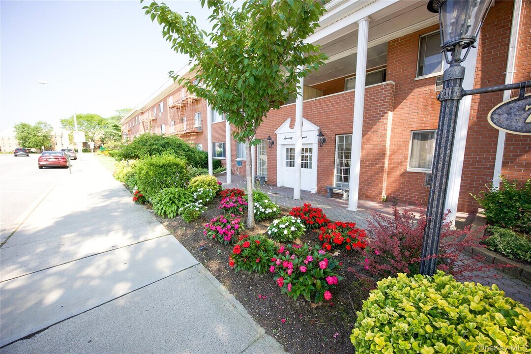 77 S Park Ave in Rockville Centre, NY - Building Photo