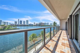 4000 NE 168th St in Miami, FL - Building Photo - Building Photo