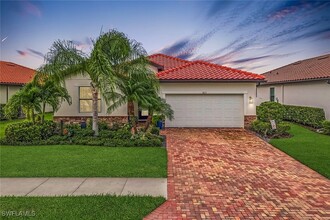 1613 Vizcaya Ln in Naples, FL - Foto de edificio - Building Photo