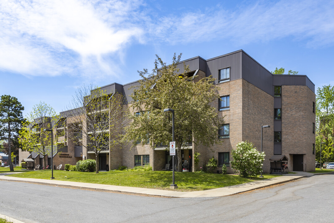 205 Seigneurial Boul O in St-Bruno-de-Montarville, QC - Building Photo