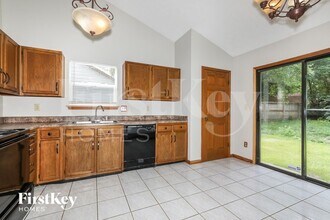 6824 Oak Lake Dr in Indianapolis, IN - Foto de edificio - Building Photo