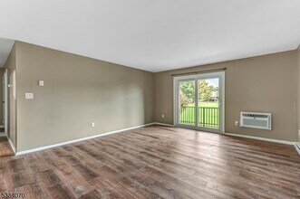 807 Eves Dr in Hillsborough Township, NJ - Foto de edificio - Building Photo