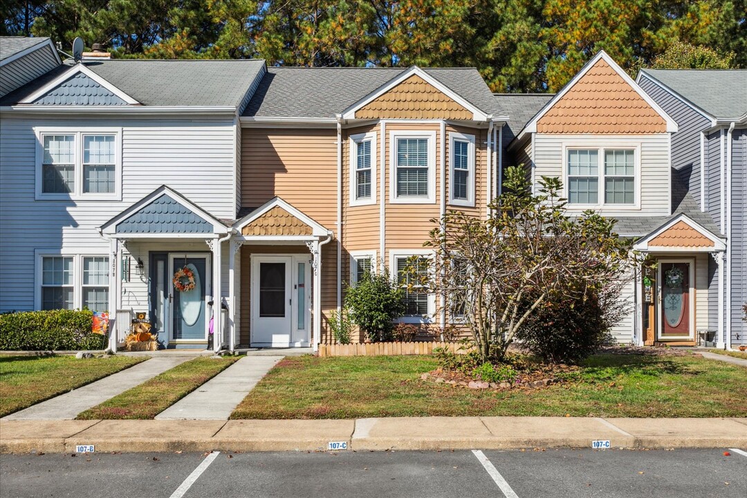 107 Heather WayUnit C in Yorktown, VA - Building Photo