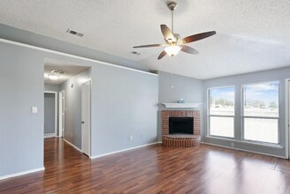 7953 Gardengate Ln in Fort Worth, TX - Building Photo - Building Photo