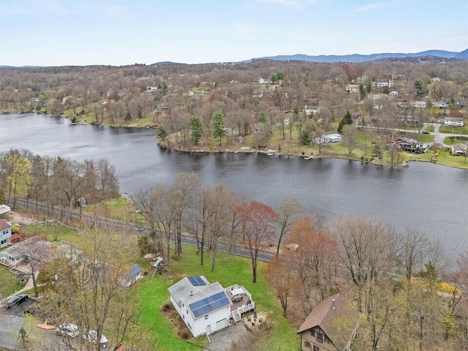 18 Valley Dr in Salisbury Mills, NY - Building Photo