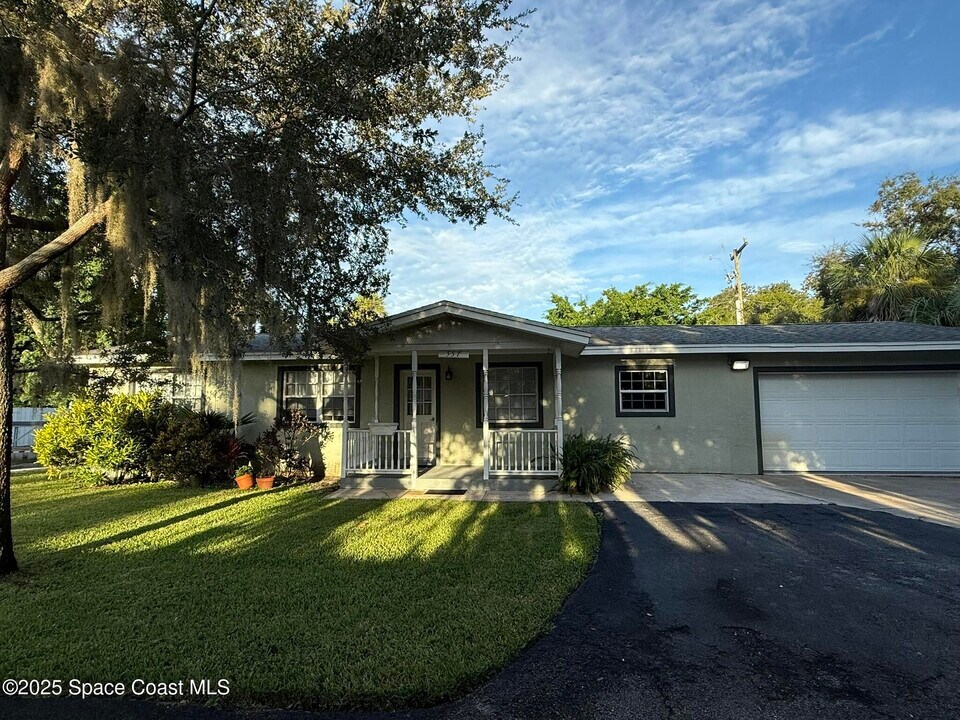 557 Young St in Melbourne, FL - Building Photo