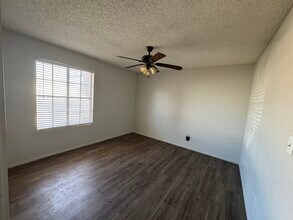 5239 W Freeway Ln in Glendale, AZ - Building Photo - Building Photo