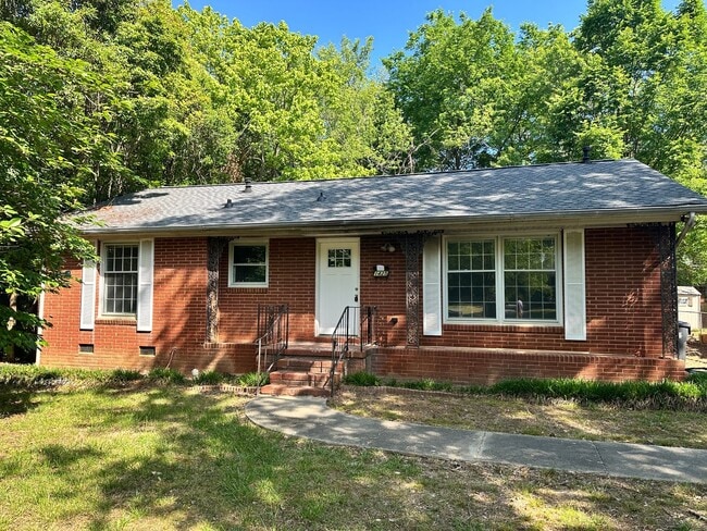 property at 1425 Woodhill Ln
