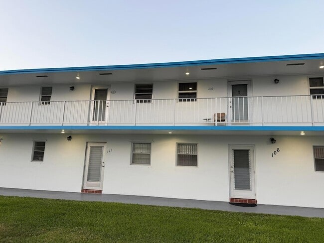 1113 Lake Terrace, Unit 2050 in Boynton Beach, FL - Foto de edificio - Building Photo