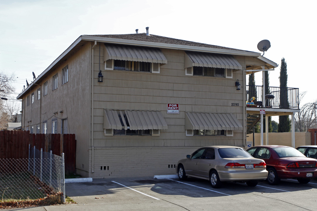 2292 Grove Ave in Sacramento, CA - Foto de edificio