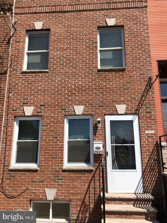 2027 Wharton St in Philadelphia, PA - Building Photo