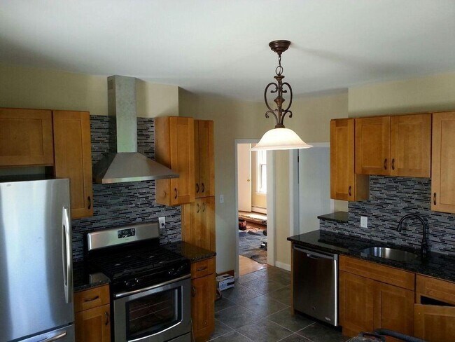 18 Rossmore St, Unit 2 in Somerville, MA - Building Photo - Building Photo