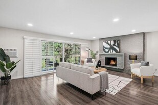 16250 Pacific Hwy in Lake Oswego, OR - Building Photo