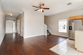 7041 Opal Dr in Largo, FL - Foto de edificio - Building Photo