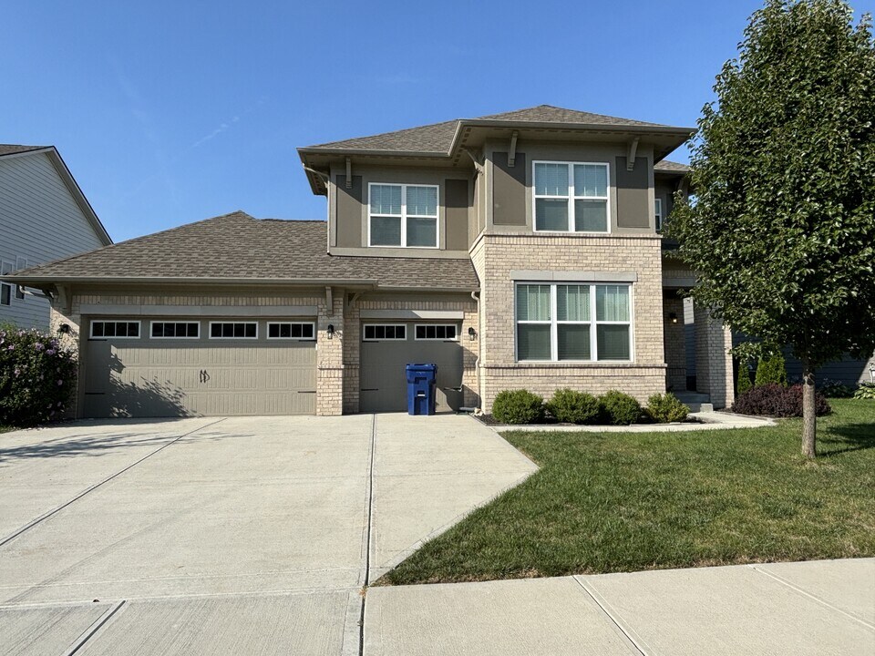 5898 Weldra Dr in Zionsville, IN - Building Photo