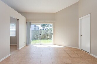180 Heatherwood Dr in Royal Palm Beach, FL - Building Photo - Building Photo