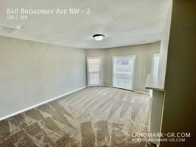 840 Broadway Ave NW-Unit -2 in Grand Rapids, MI - Foto de edificio - Building Photo