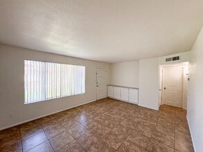 5105 S La Rosa Dr in Tempe, AZ - Building Photo - Building Photo
