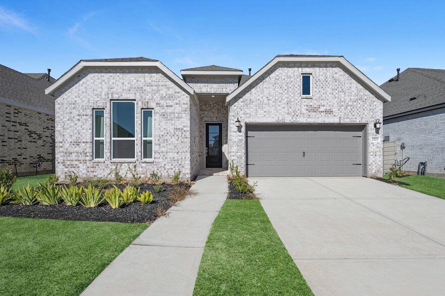 2323 Hazel Berry St in Manvel, TX - Foto de edificio