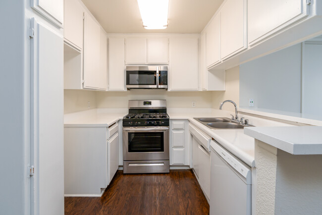 Campus Crossing Apartments in Northridge, CA - Building Photo - Interior Photo