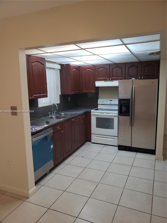 9367 Fontainebleau Blvd, Unit G111 in Miami, FL - Building Photo