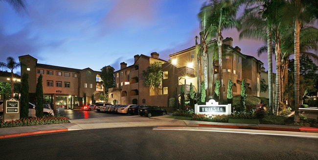 Axiom La Jolla in San Diego, CA - Foto de edificio - Building Photo