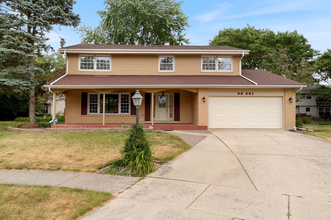 5S681 Heather Ct in Naperville, IL - Building Photo