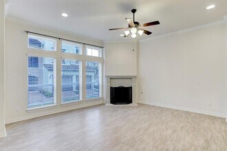 7 Laurelwood Dr in Houston, TX - Building Photo - Building Photo