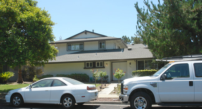 924 Castlewood Dr in Los Gatos, CA - Foto de edificio - Building Photo